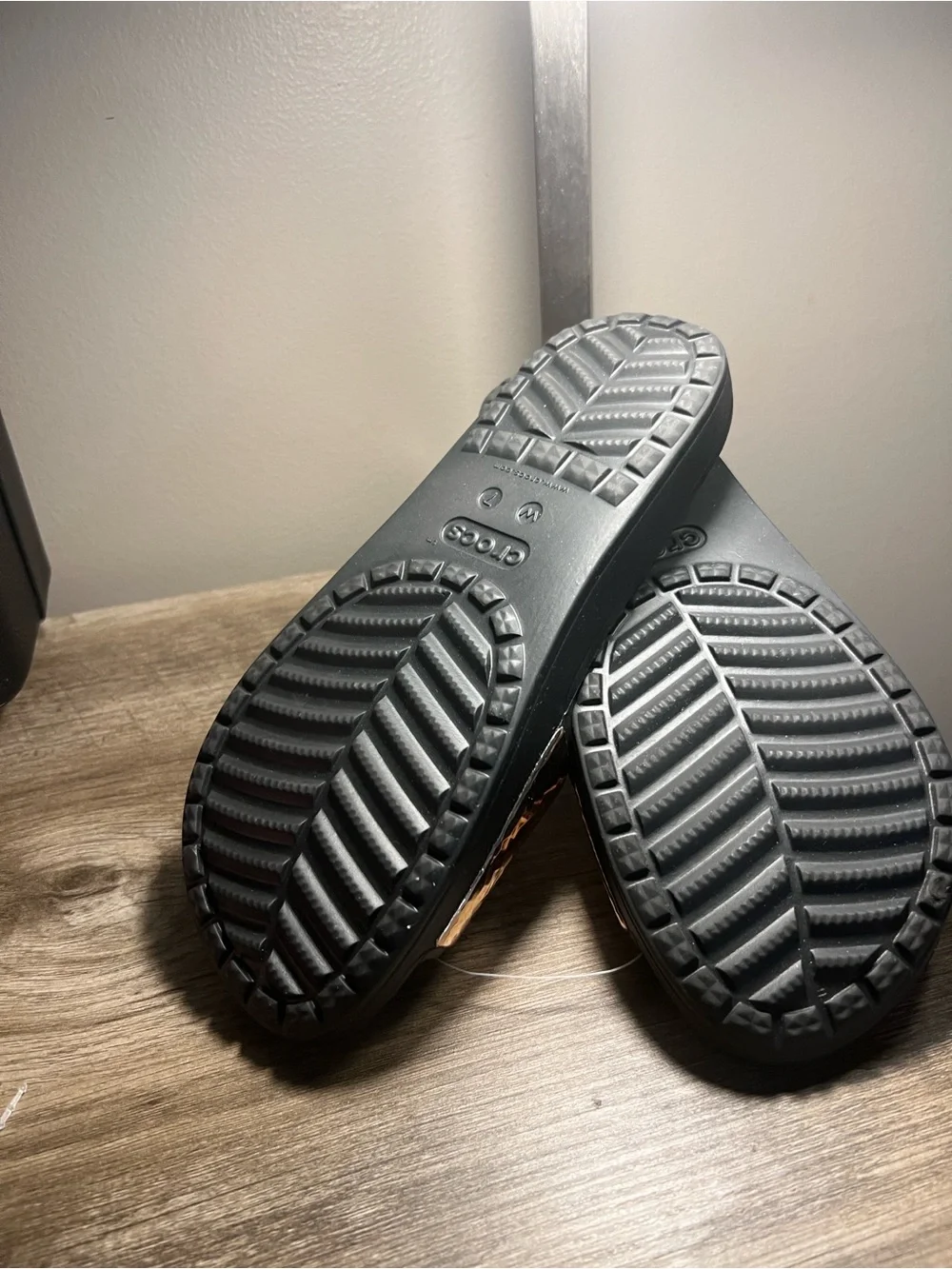CROCS Kids Metallic Rose Gold and Black Slide Sandals stock (13)